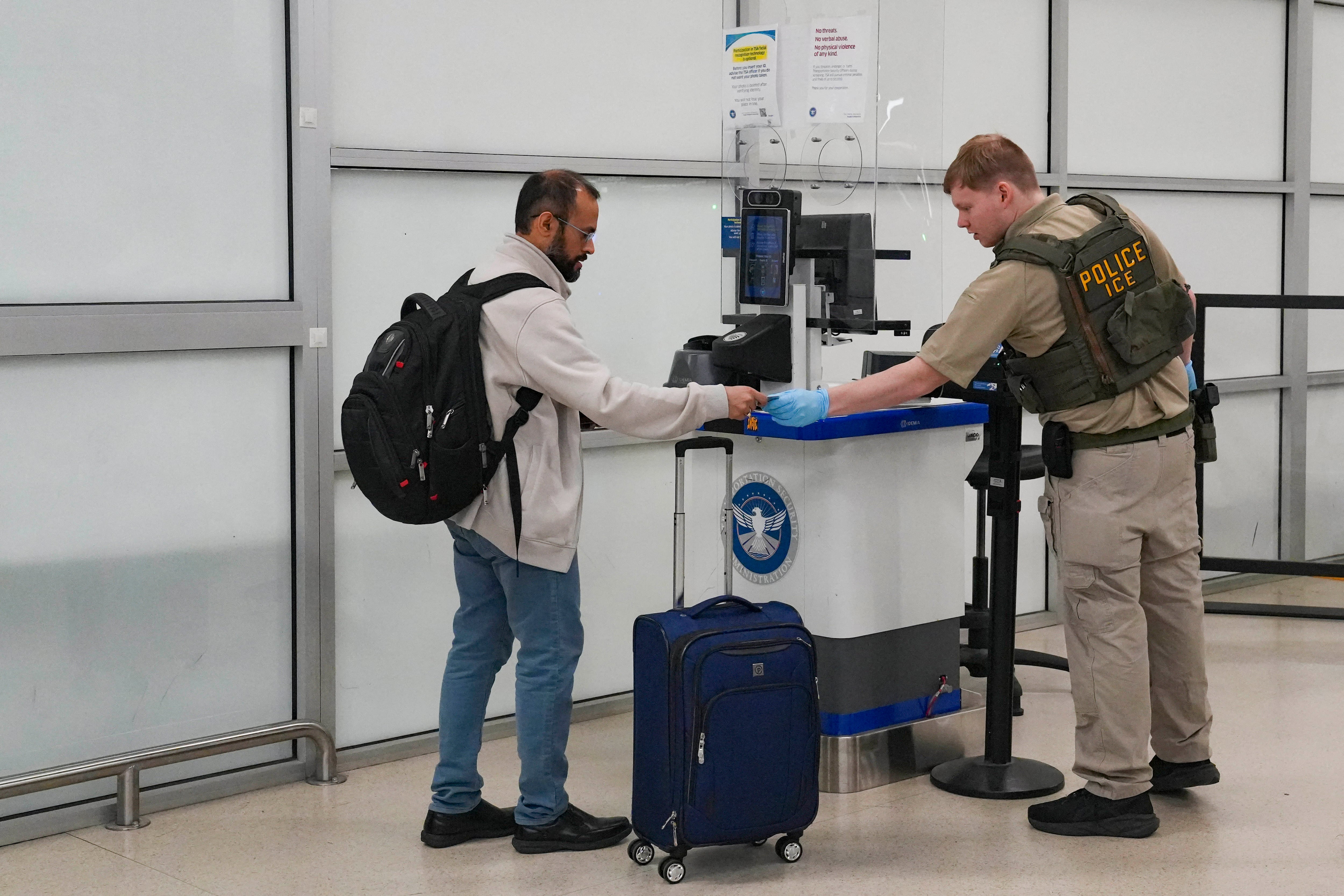 Los controles de seguridad serán clave para identificar si el viajante extranjero cuenta con estatus legal en EE. UU. (Crédito: Megan Varner / GETTY IMAGES NORTH AMERICA / Getty Images via AFP)