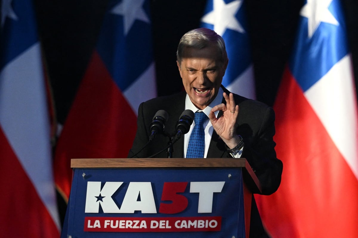 El candidato presidencial de Chile, José Antonio Kast, del Partido Republicano, habla durante su mitin de cierre de campaña en Temuco, Chile, el 11 de diciembre de 2025. (EITAN ABRAMOVICH / AFP)