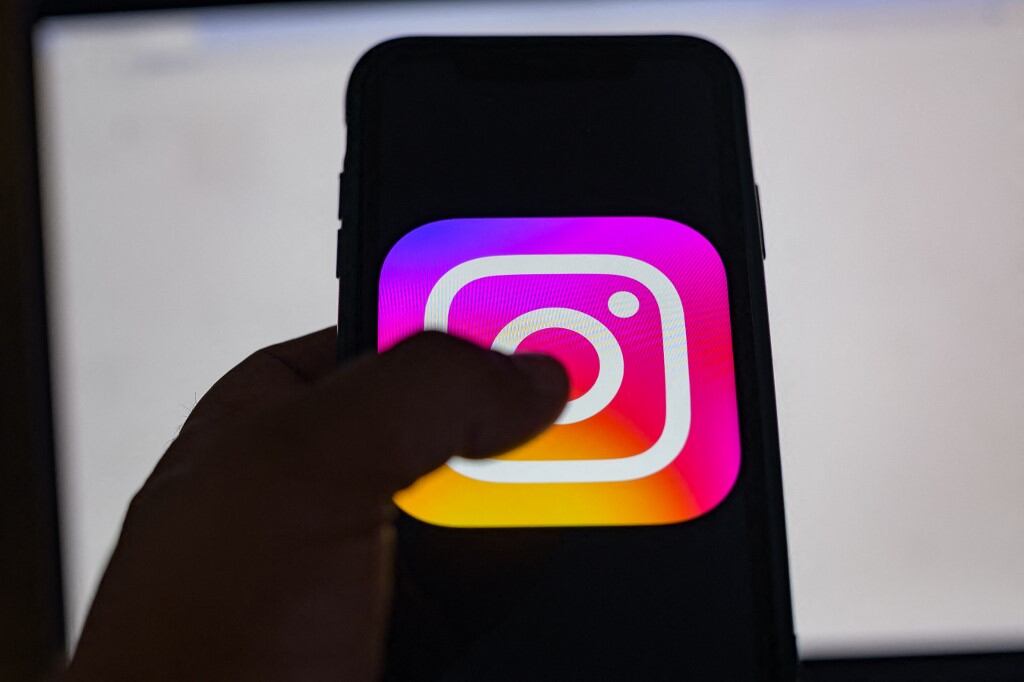La nueva receta PG-13 de Instagram permite a los padres eliminar o regular el contenido que sus hijos pueden observar en la red social. Foto: Yasin AKGUL / AFP