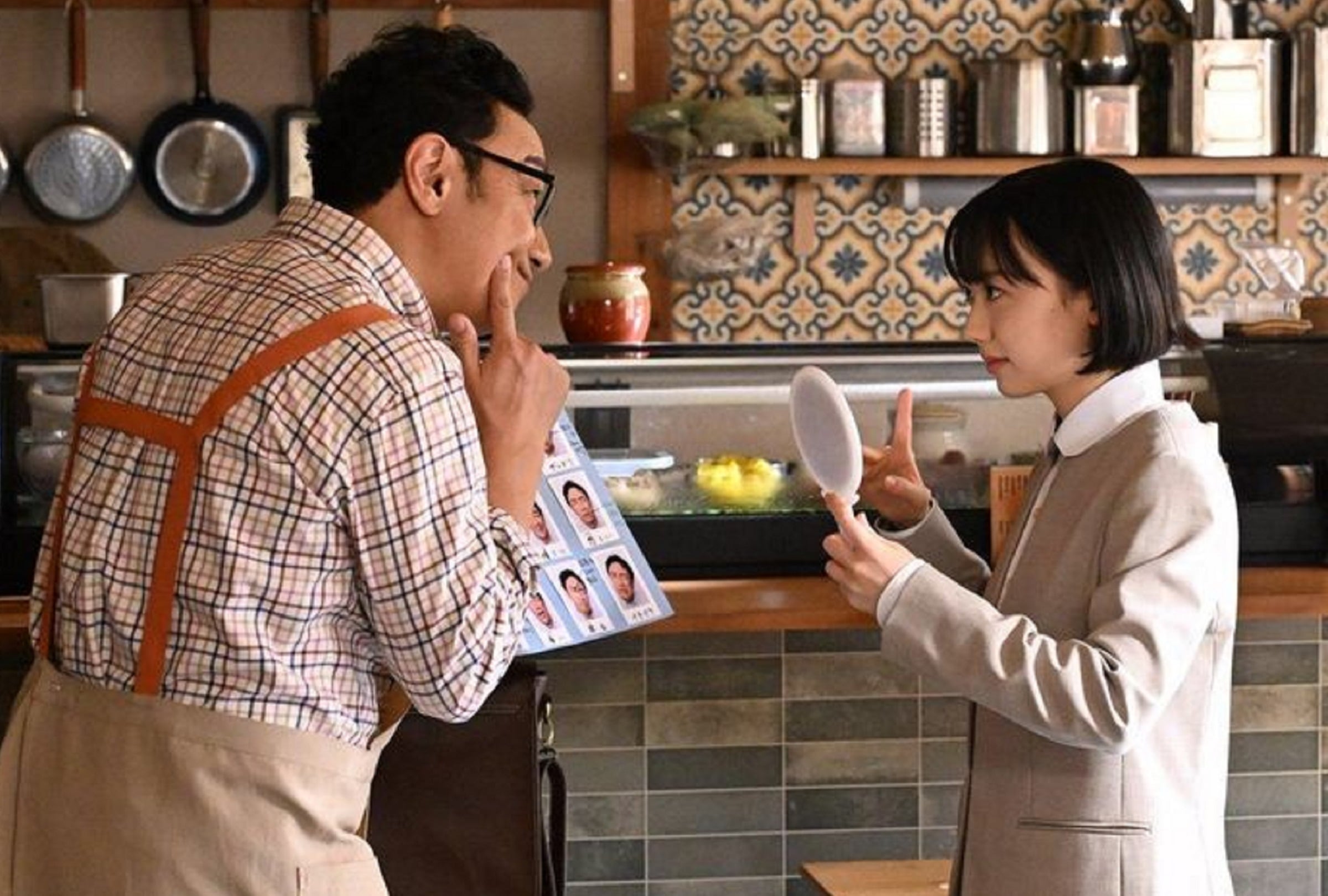 El padre de Minami Minamida (Mana Ashida) brinda algunas herramientas para que su hija pueda interactuar con más facilidad con las personas en la serie japonesa "Minami, una abogada extraordinaria" (Foto: Kansai TV)
