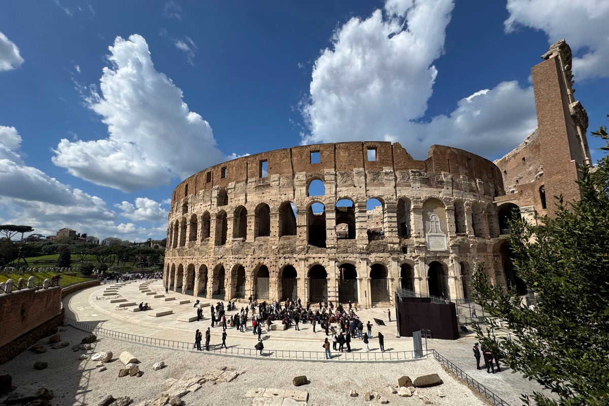 El Coliseo de Roma estrena nueva pavimentación exterior en mármol blanco, un proyecto que ha causado gran controversia entre arqueólogos y expertos en patrimonio. EFE/ Daniel Cáceres