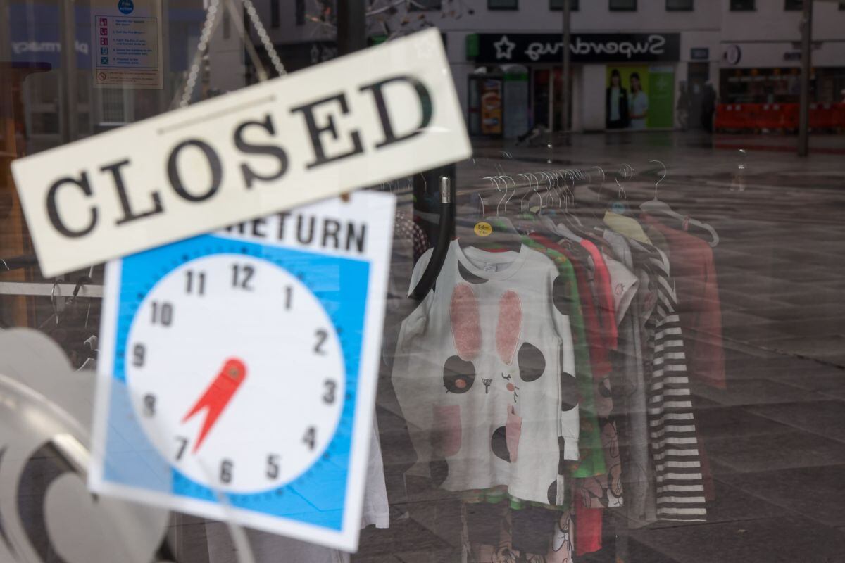 Un cartel de cerrado en el escaparate de una tienda benéfica en Slough, Reino Unido, el viernes 10 de noviembre de 2023.