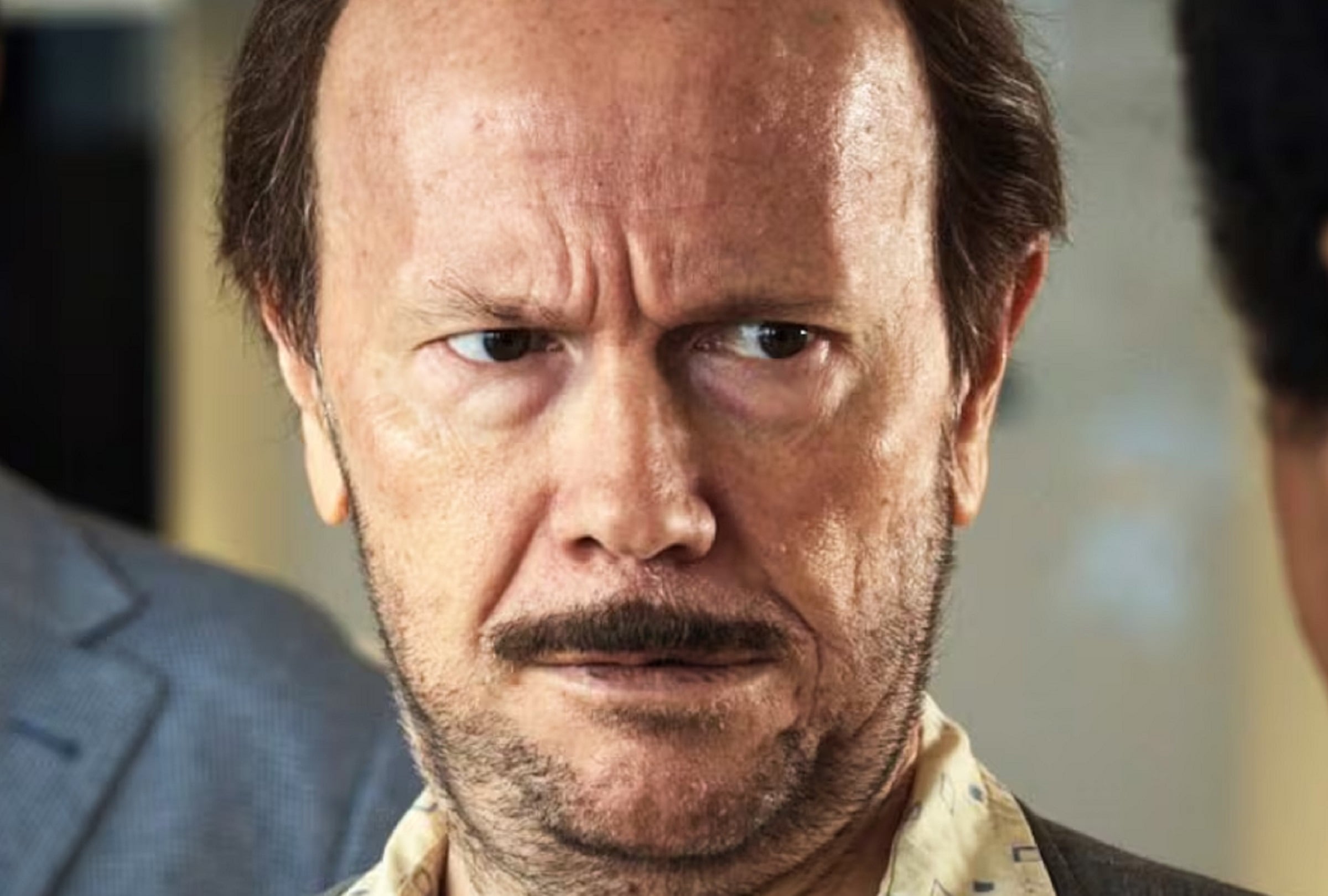 En la película española "Torrente, presidente", José Luis Torrente (Santiago Segura) está convencido de que España atraviesa su momento más crítico y que solo él puede salvarla (Foto: Netflix)