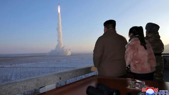 Kim Jong Un amenaza con “acciones más ofensivas” contra EE. UU. tras observar prueba de misil