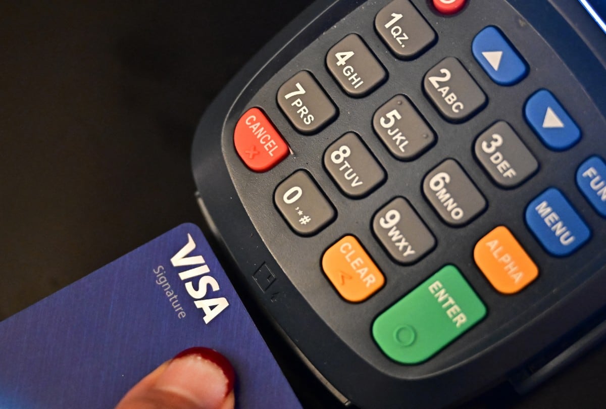 Donald Trump vinculó la reducción de los intereses de las tarjetas de crédito con su promesa de aliviar la presión económica sobre las familias. | Crédito: Frederic J. BROWN / AFP