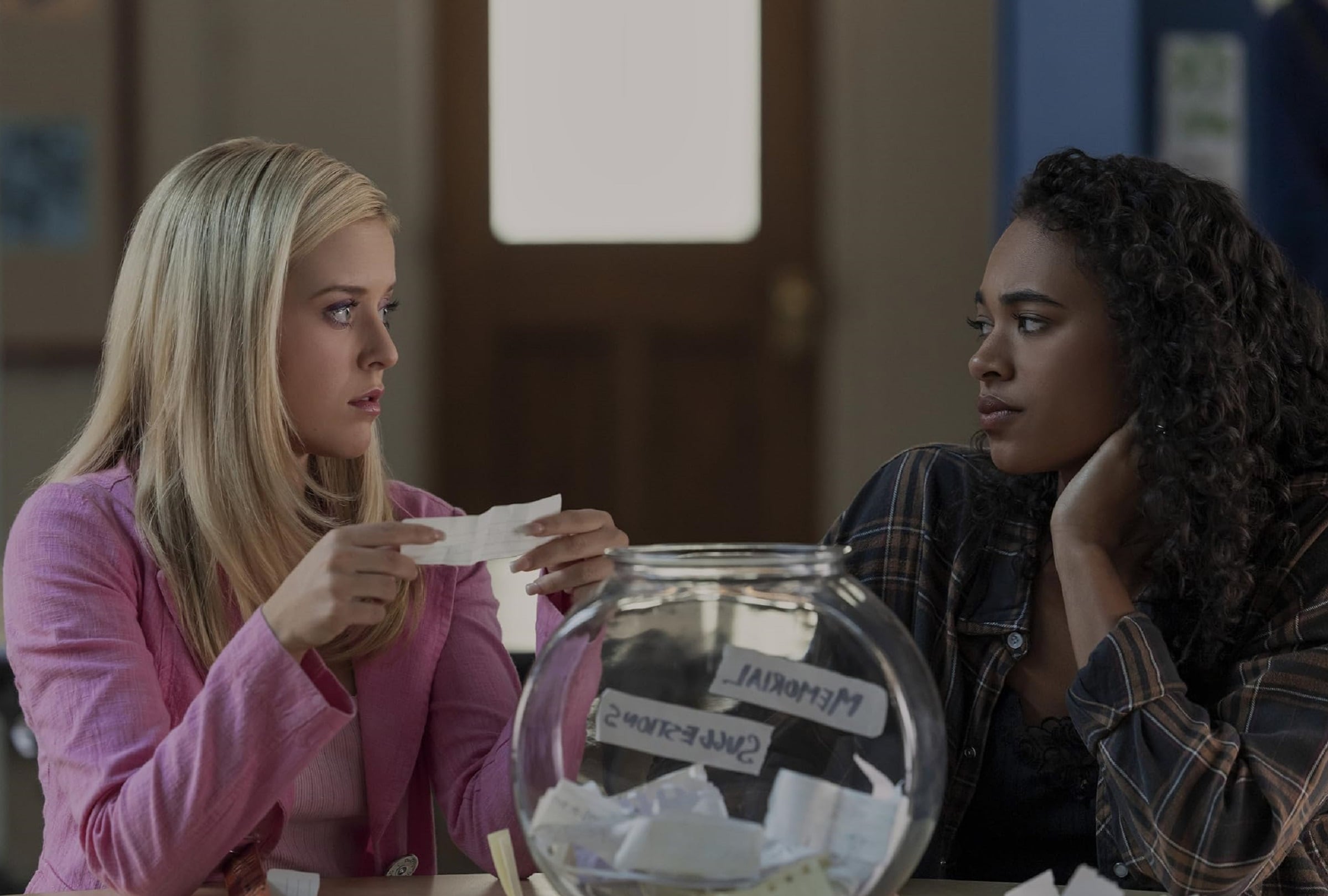 Lexi Minetree asume el rol de Elle Woods y Chandler Kinney asume el rol de Kimberly en "Elle", la serie precuela de "Legalmente rubia" (Foto: Amazon Prime Video)