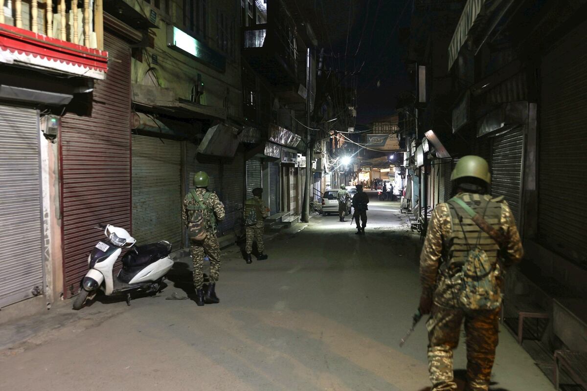 Soldados paramilitares indios patrullan una calle de Srinagar, capital de verano de la Cachemira administrada por la India, el 6 de mayo de 2025. Las autoridades reforzaron las medidas de seguridad en la Cachemira administrada por la India tras el mortífero ataque del 22 de abril de 2025 en Pahalgam, que dejó 26 muertos. EFE/EPA/FAROOQ KHAN