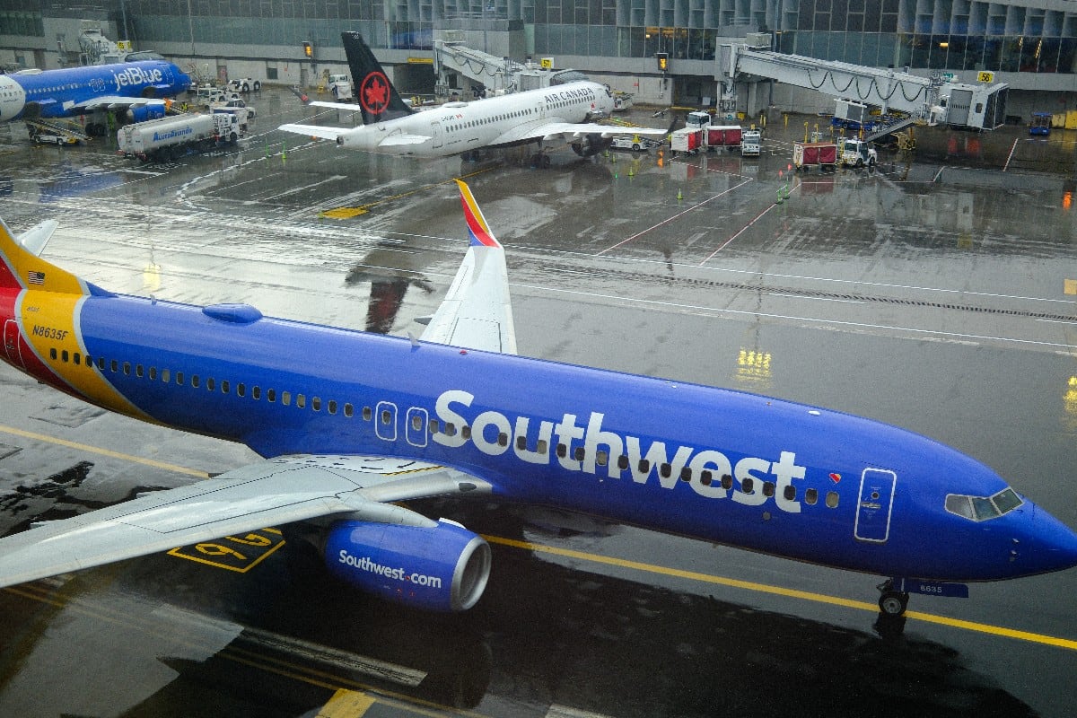 Ahora, Southwest exige que los pasajeros que no quepan entre los apoyabrazos compren un segundo asiento antes de volar. (Foto: AFP)