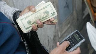 Dólar cae ligeramente y cierra en S/. 2.855