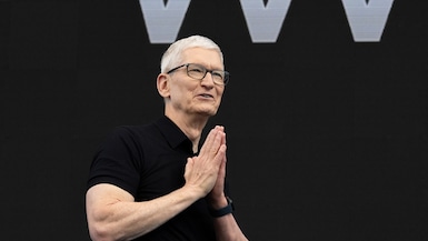 Tim Cook, CEO de Apple, pronuncia un discurso en el escenario durante la conferencia WWDC26 de Apple en Apple Park en Cupertino, California, Estados Unidos, el 8 de junio de 2026. (EFE/EPA/LIPO CHING)