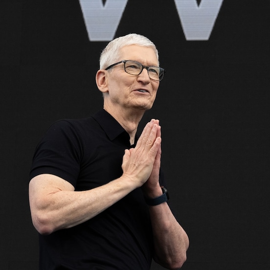 Tim Cook, CEO de Apple, pronuncia un discurso en el escenario durante la conferencia WWDC26 de Apple en Apple Park en Cupertino, California, Estados Unidos, el 8 de junio de 2026. (EFE/EPA/LIPO CHING)