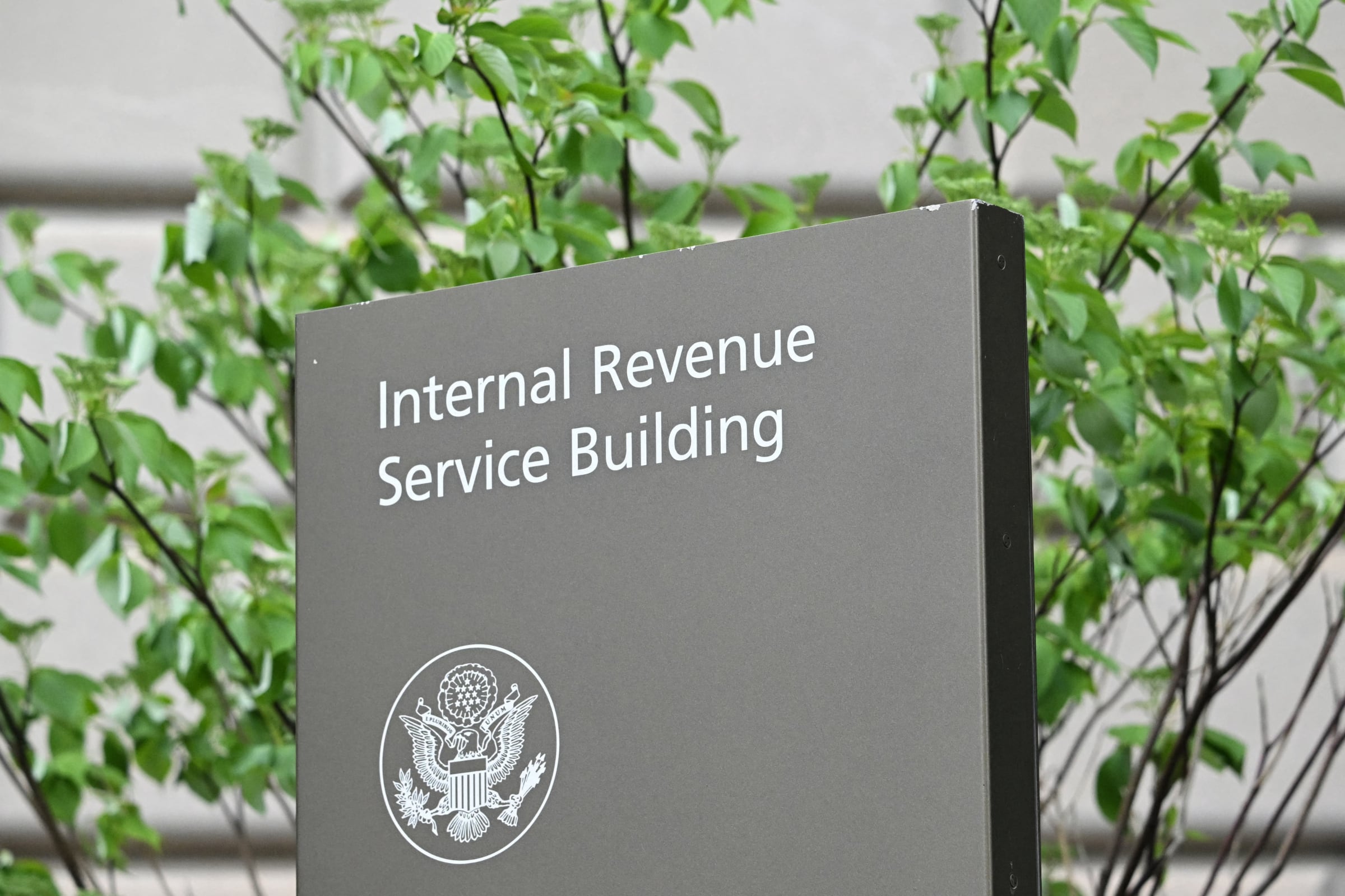 El IRS deberá acatar una orden de Donald Trump, que afectará a la comunidad latina al momento de registrar sus impuestos en Estados Unidos. (Foto: AFP)
