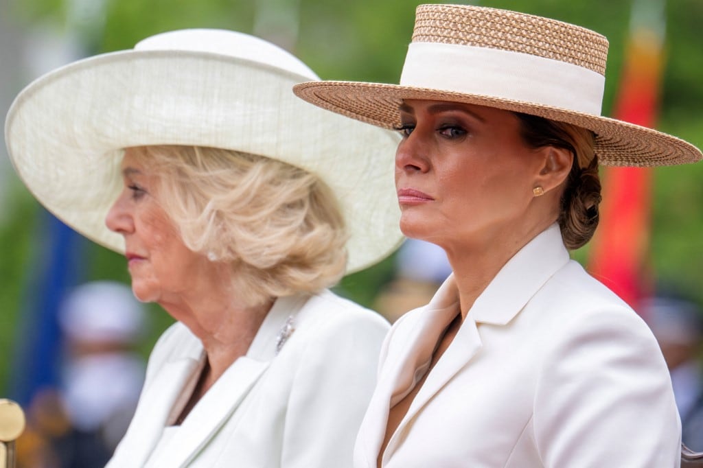La primera dama estadounidense Melania Trump y la reina Camilla de Gran Bretaña participan en una actividad juvenil en la cancha de tenis de la Casa Blanca en Washington, D.C., el 28 de abril de 2026. (Foto de Jim Watson / AFP)