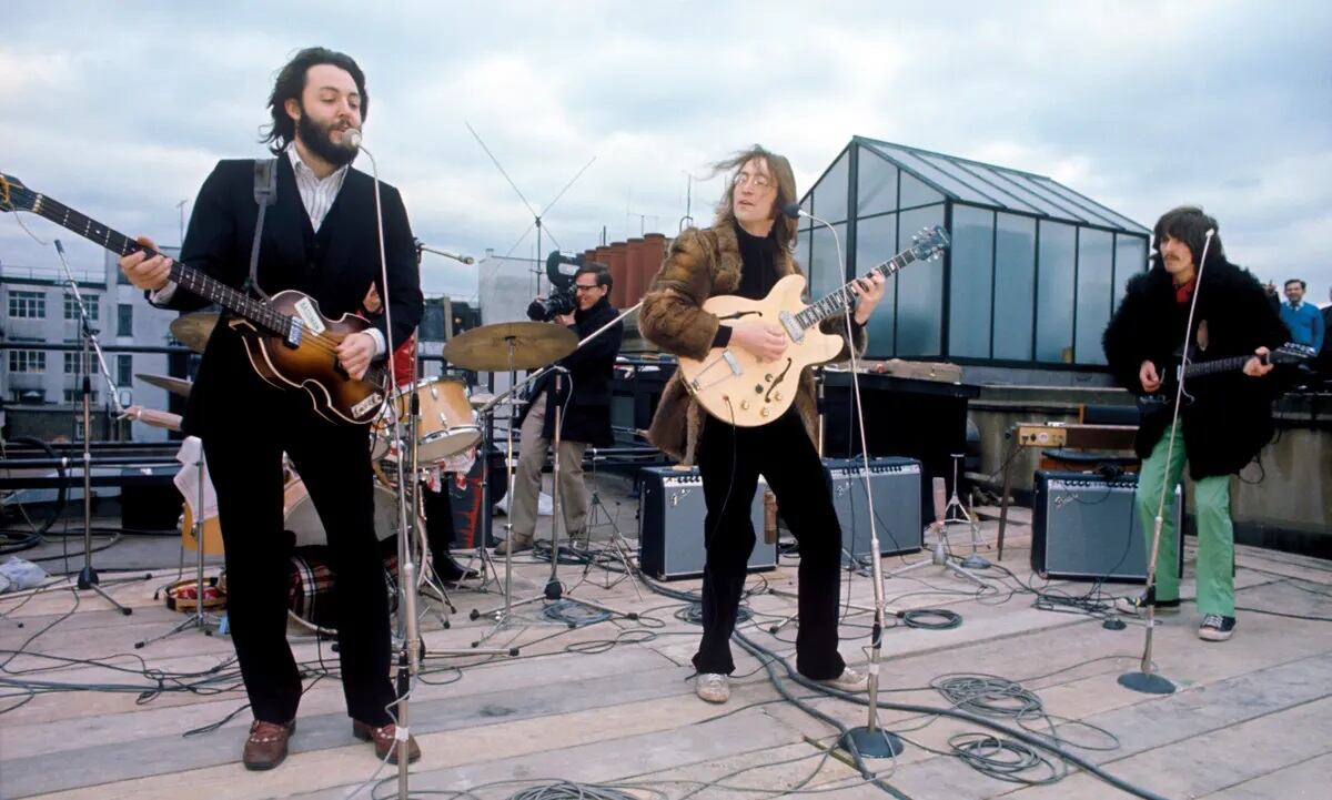 The Beatles realizan su última presentación como banca conjunta en la azotea de Apple Corps, el 30 de enero de 1969. (Foto de Apple Corps Ltd.)