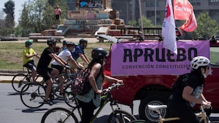 Miles de ciclistas en Chile se manifiestan para poner fin a Constitución de Pinochet