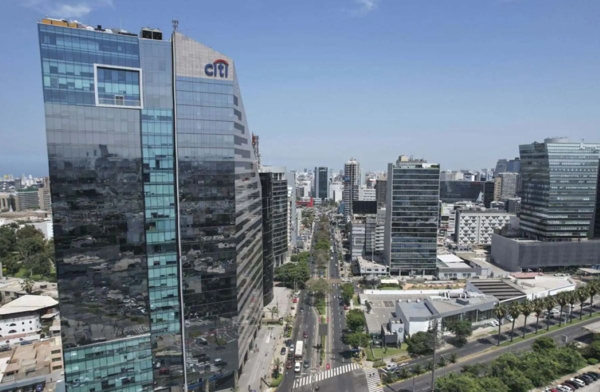 La incertidumbre política y el mayor riesgo país están llevando a más empresas en Perú a vender activos y priorizar liquidez antes que expansión. Foto: Andina/ referencial.