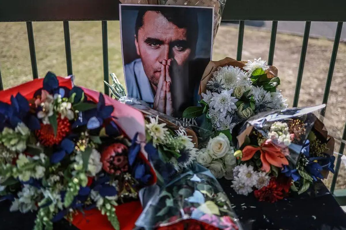 Una corona de flores colocada frente a la embajada de Estados Unidos en Pretoria, Sudáfrica, el 11 de septiembre de 2025 tras el asesinato del joven activista e influencer estadounidense Charlie Kirk. Foto: PHILL MAGAKOE/AFP