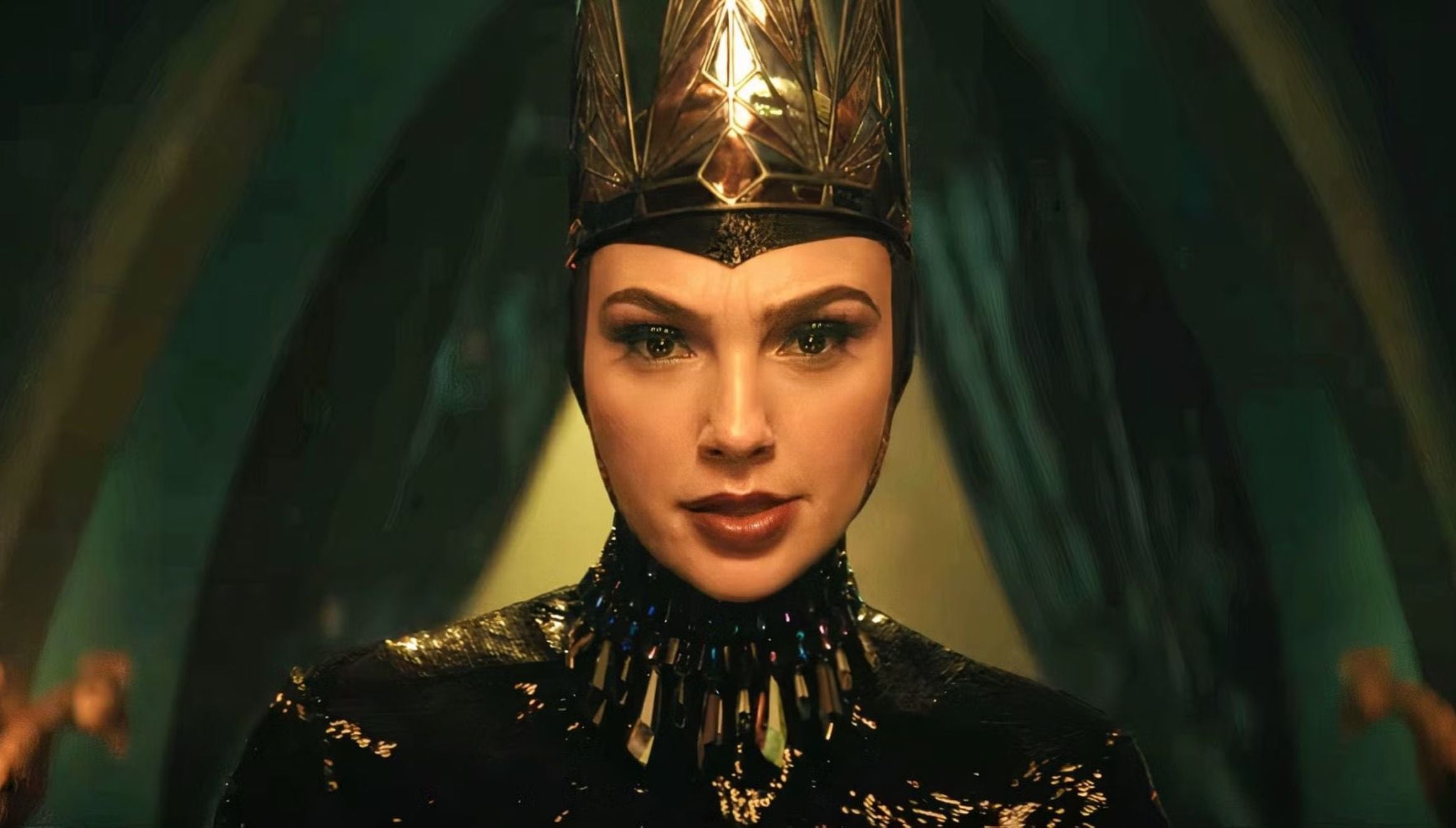 La actriz Gal Gadot como la Reina Malvada en una escena de la película "Blanca Nieves" (Foto: Walt Disney Pictures)