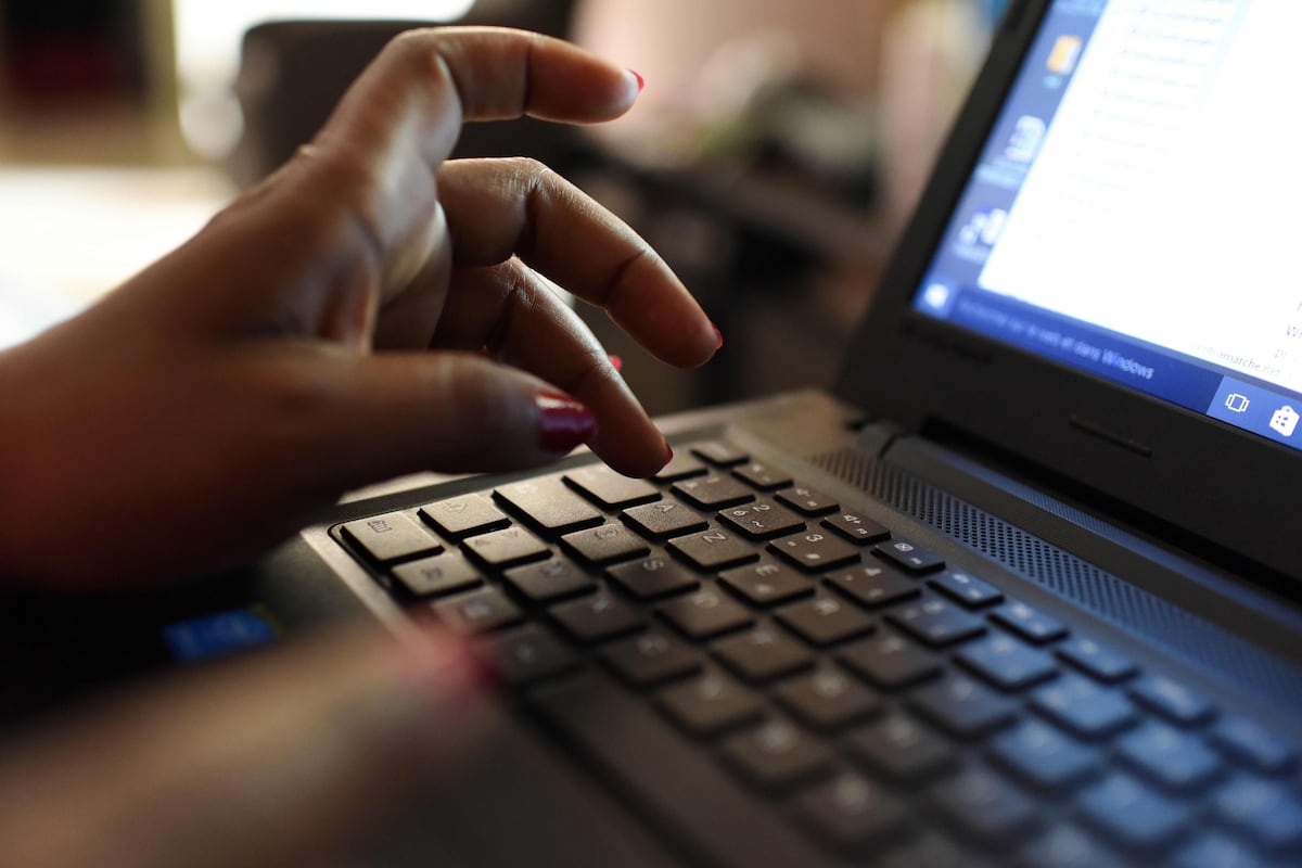 Entre los principales riesgos figuran: sanciones y multas, detenimiento de sistemas, fuga de información, ransomware y robo de credenciales. Foto: AFP