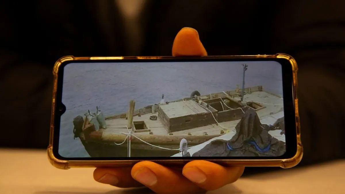 Kim muestra el barco de madera que utilizó para navegar hacia Corea del Sur. | Fuente: EFE