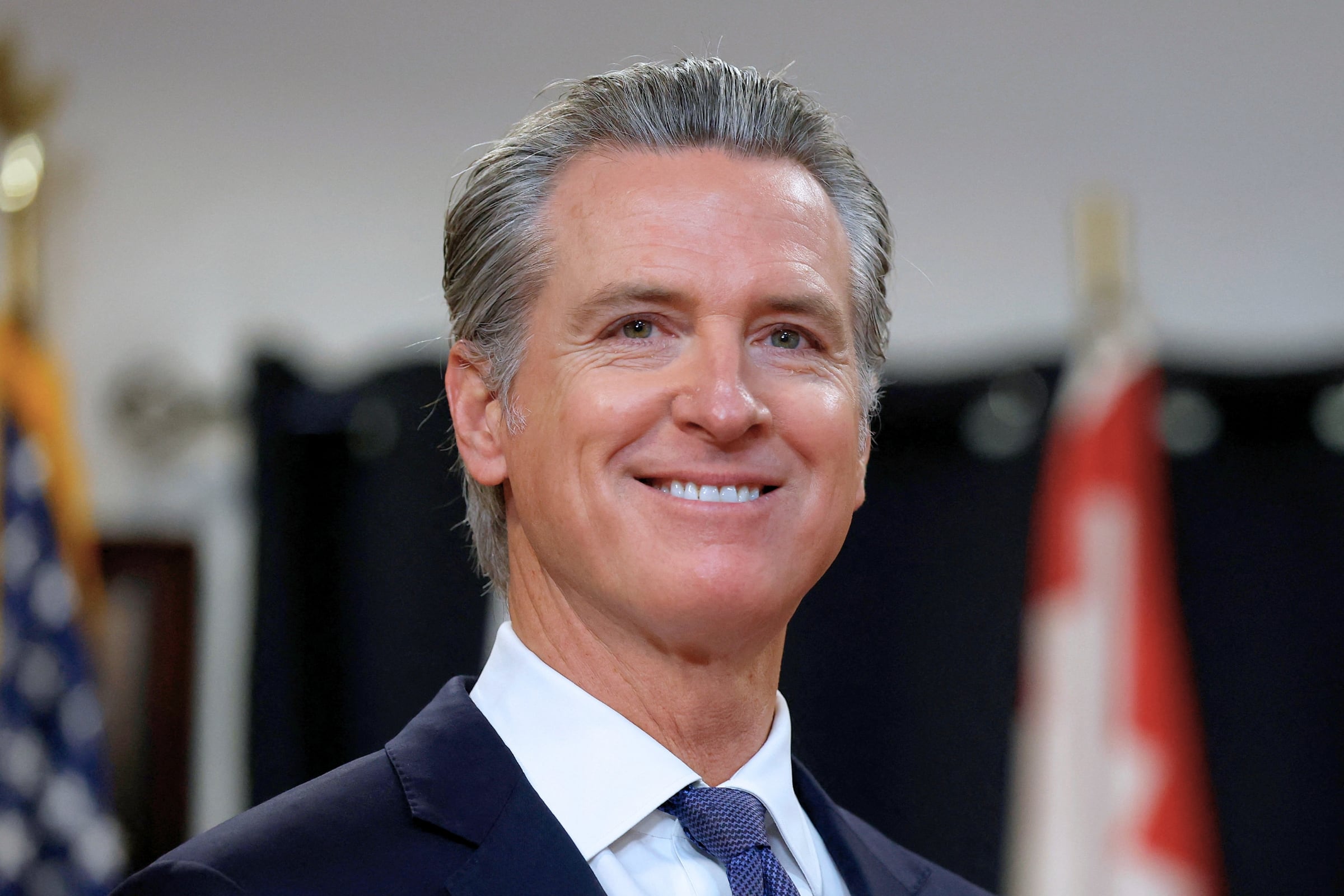 El gobernador de California, Gavin Newsom, se ha propuesto reducir la contaminación dejada por los autos a gasolina (Foto: AFP)