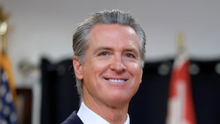 Newsom redobla su apuesta por los autos eléctricos en California: así busca sostener la prohibición de vehículos a gasolina