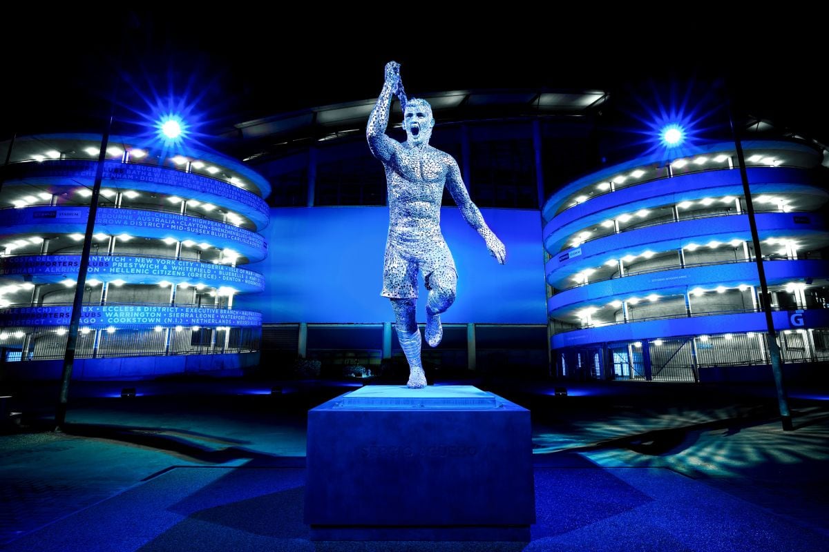 Sergio Agüero tiene su estatua en el estadio de Manchester City. (Foto: Twitter de Manchester City)