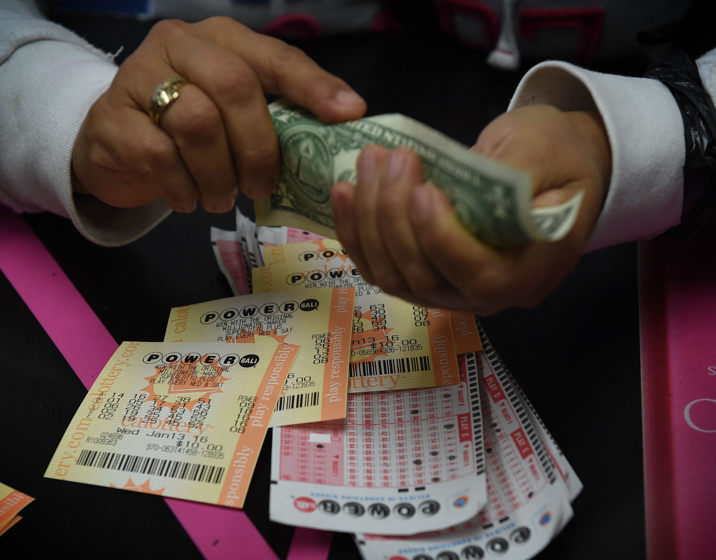 Por lo general, los participantes del Powerball pueden reclamar un premio de hasta $600 en cualquier lotería autorizada de la jurisdicción donde compraron el boleto. (Foto: Mark RALSTON / AFP)