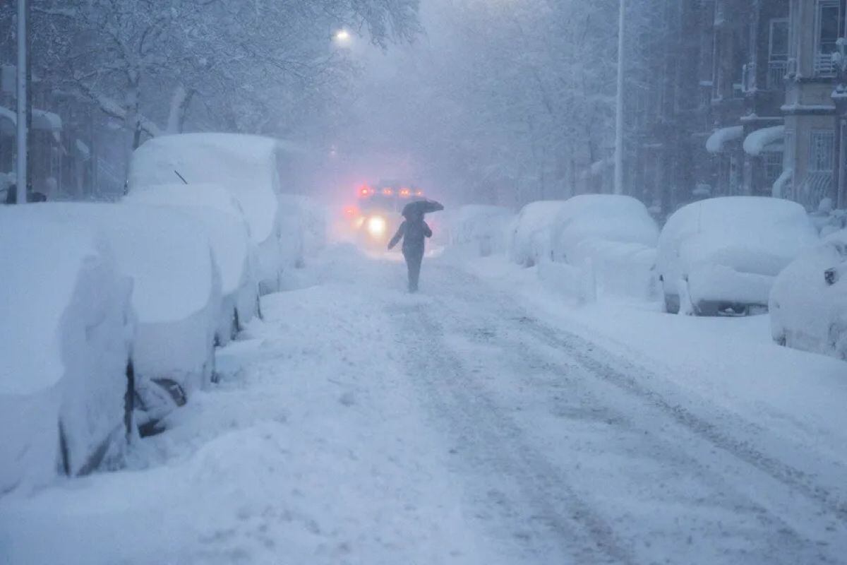 Nevadas intensas y ráfagas de viento azotan Nueva York y otros estados del noreste de EE.UU., tras la formación de un “ciclón bomba” que obligó a suspender vuelos y restringir la circulación. Foto: EFE.