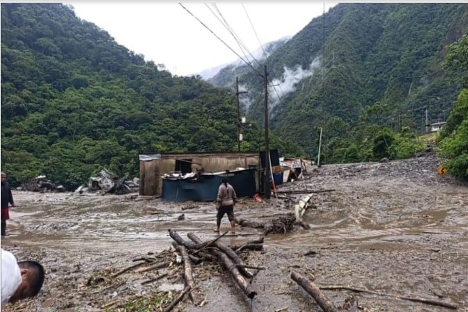 Las precipitaciones constantes debilitaron el terreno hasta provocar el colapso de grandes extensiones de tierra en el distrito de San Gabán. Foto: Andina
