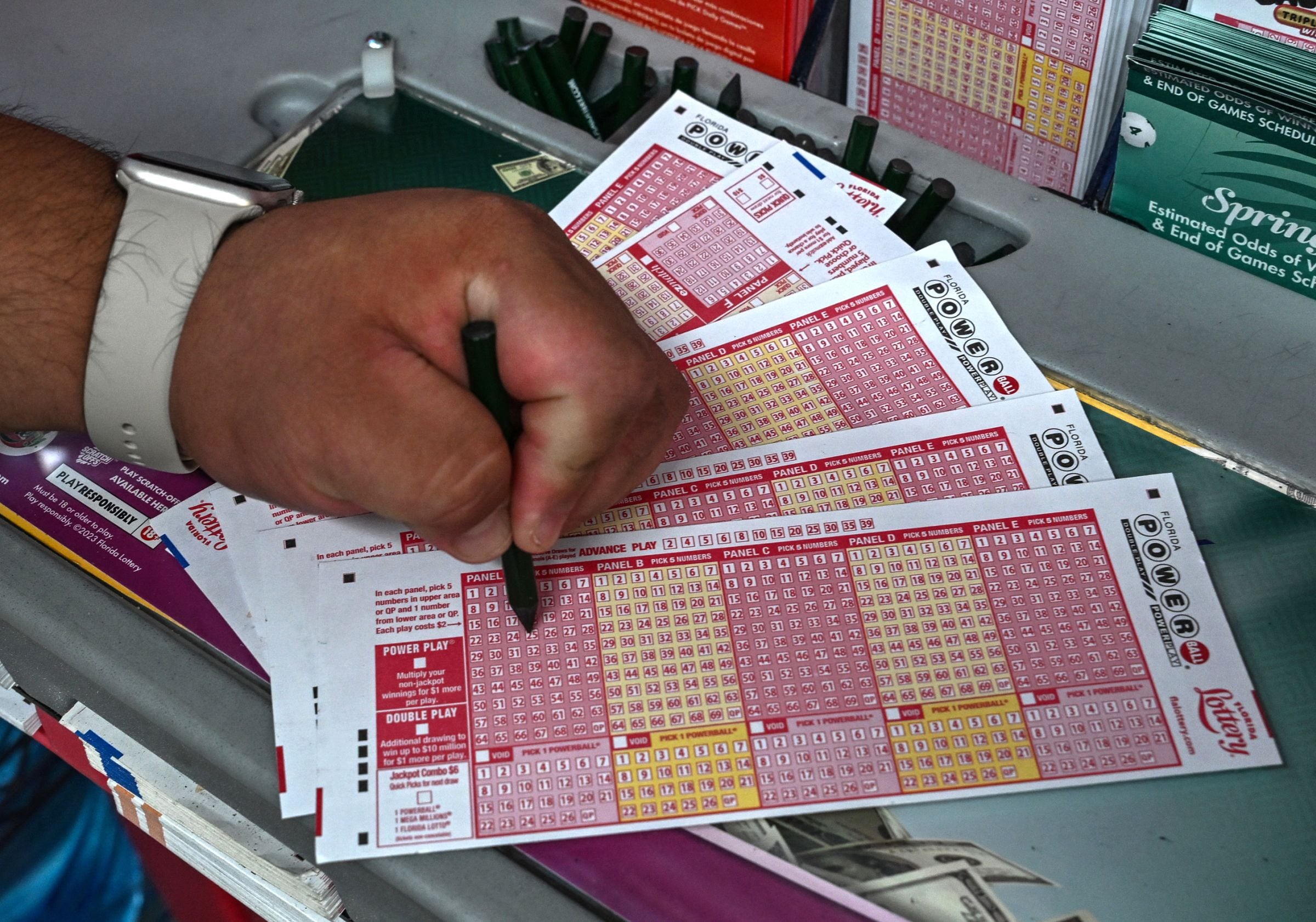 Por lo general, los participantes del Powerball pueden reclamar un premio de hasta $600 en cualquier lotería autorizada de la jurisdicción donde compraron el boleto. (Foto: GIORGIO VIERA / AFP)