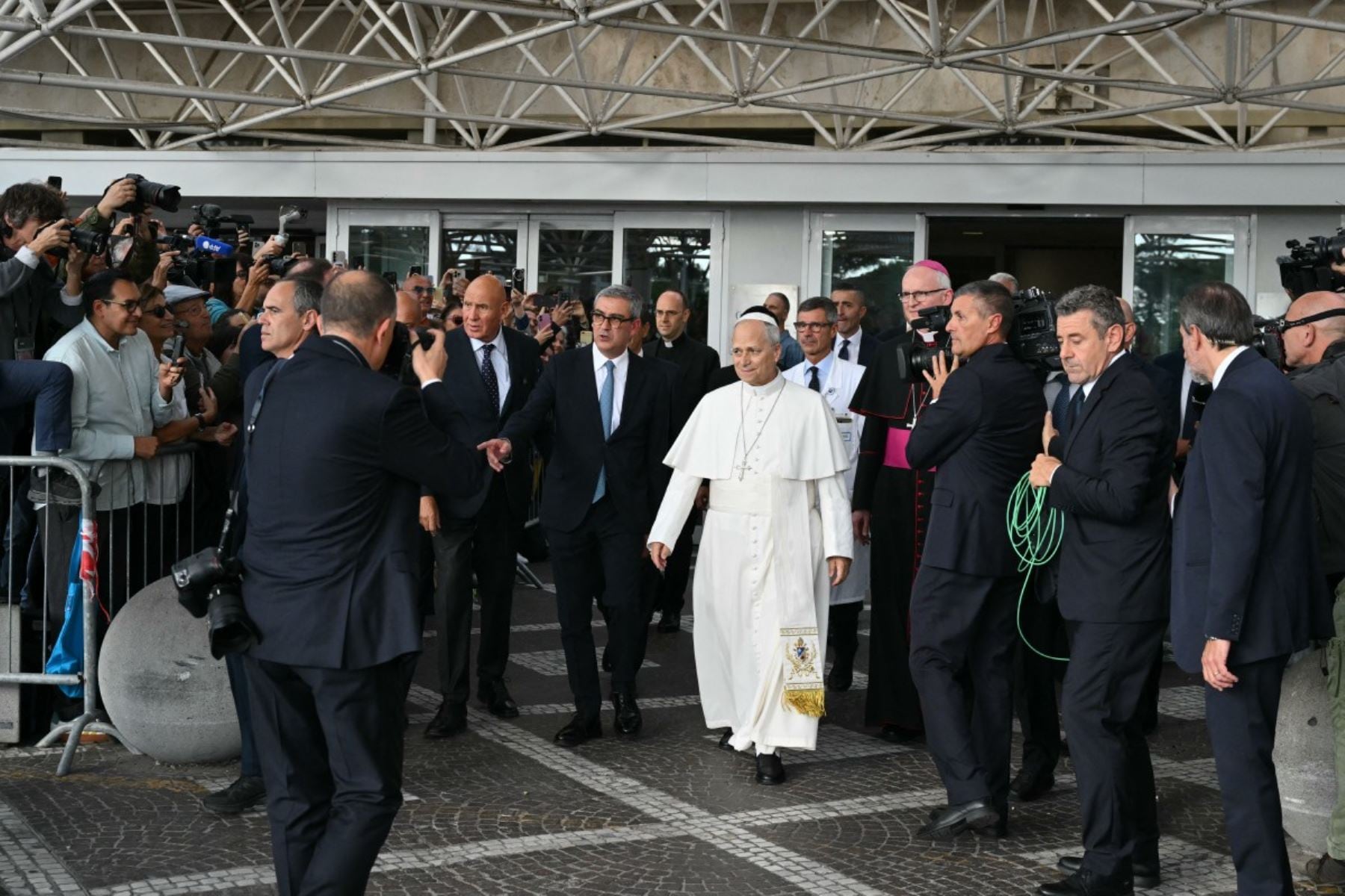 Durante su aparición en el Palacio Apostólico, el papa aseguró que retomará sus actividades de manera progresiva. Foto: AFP