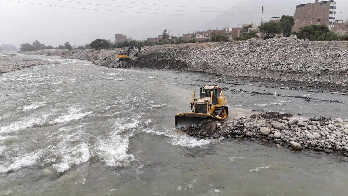 La ANA ejecuta trabajos de limpieza y descolmatación en cuatro puntos críticos del río Rímac, ubicados en Ate, Chaclacayo y San Juan de Lurigancho. Foto: ANA.