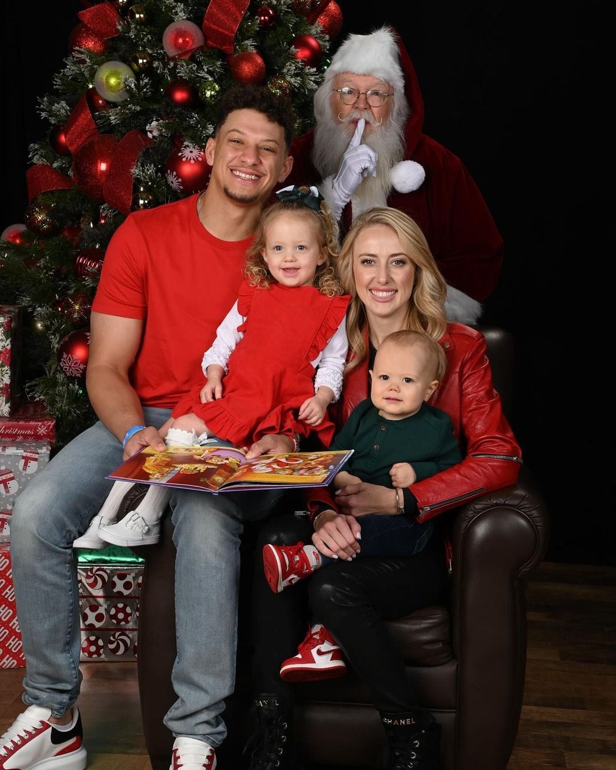 La familia Mahomes posando para la foto navideña familiar el 24 de diciembre de 2023 (Foto: Brittany Mahomes / Instagram)