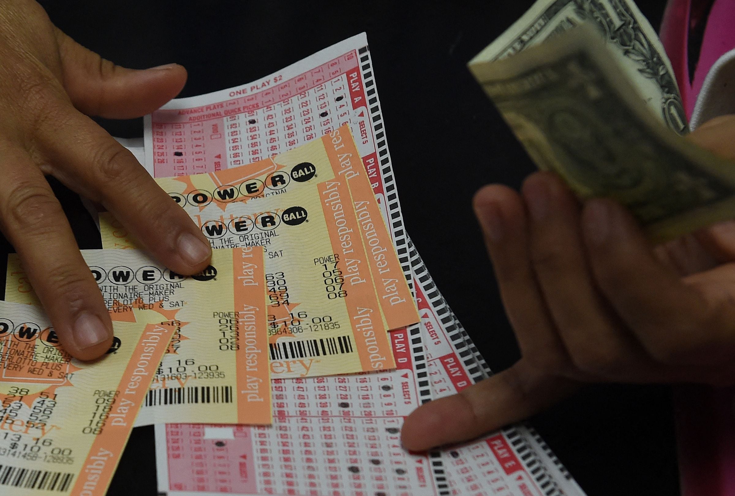 Revisa esta nota para conocer los números ganadores del Powerball en el sorteo del 28/03/2026 y averiguar si el premio mayor ya tiene dueño. (Foto: MARK RALSTON / AFP)