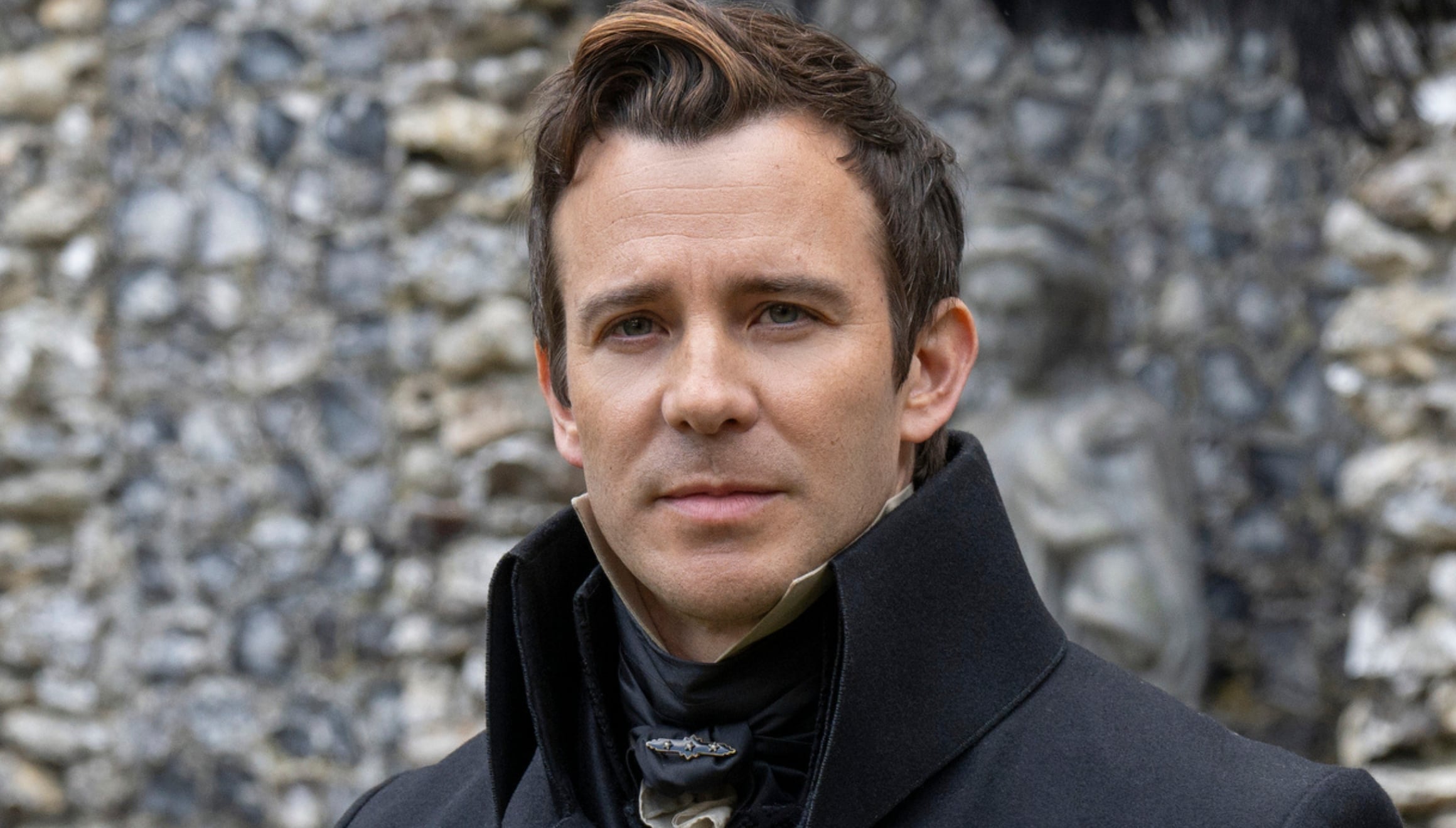 El actor Luke Thompson interpreta a Benedict a lo largo de la temporada 4 de la serie "Bridgerton" (Foto: Netflix)