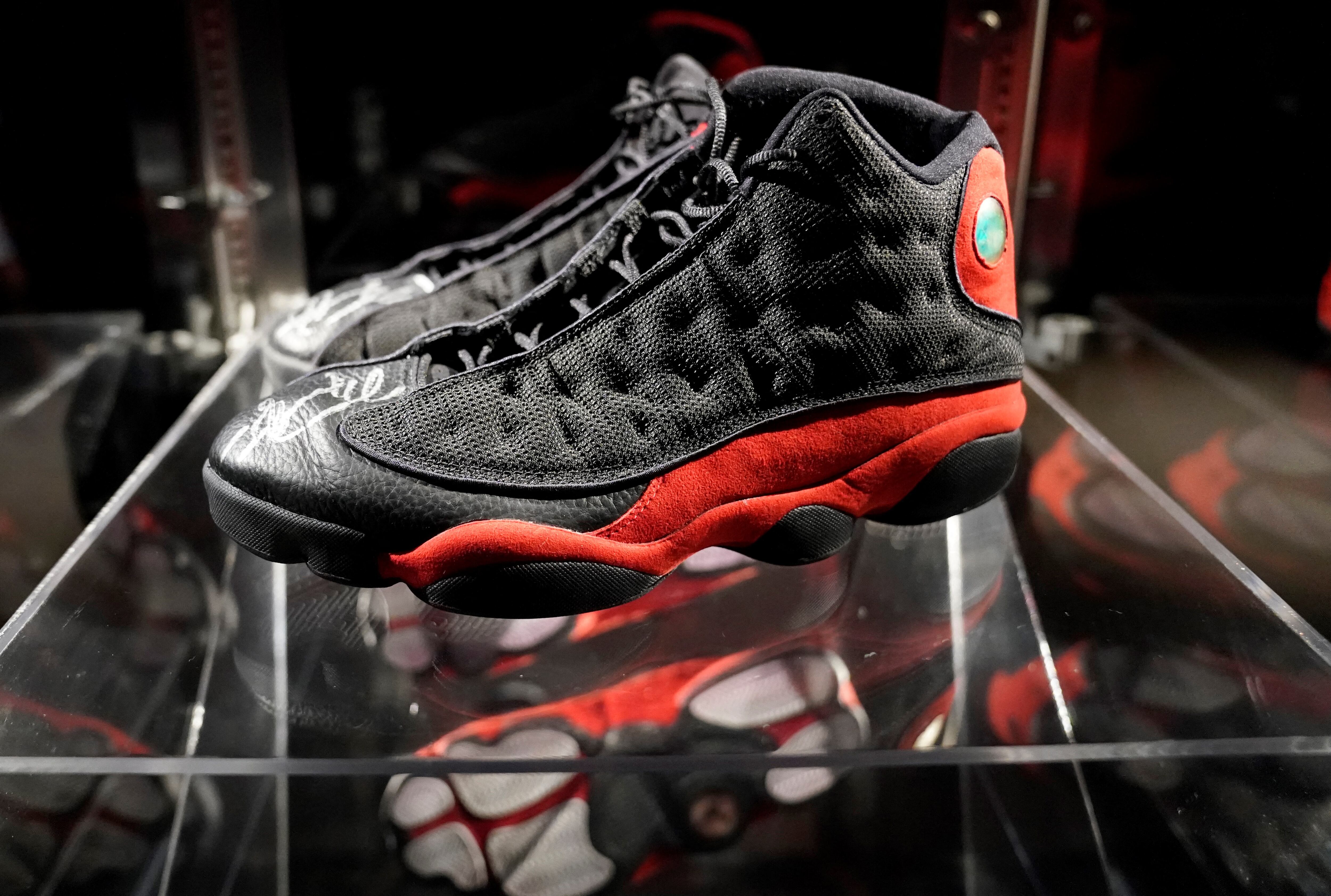 Las zapatillas Air Jordan XIIIs de las Finales de la NBA de 1998 de Michael Jordan se exhiben durante una vista previa para la prensa en Nueva York el 6 de abril de 2023 en Sotheby's para la próxima subasta "Victoriam", una colección especial de artefactos deportivos seleccionados en dos partes. (Foto de Timoteo A. Clary / AFP)