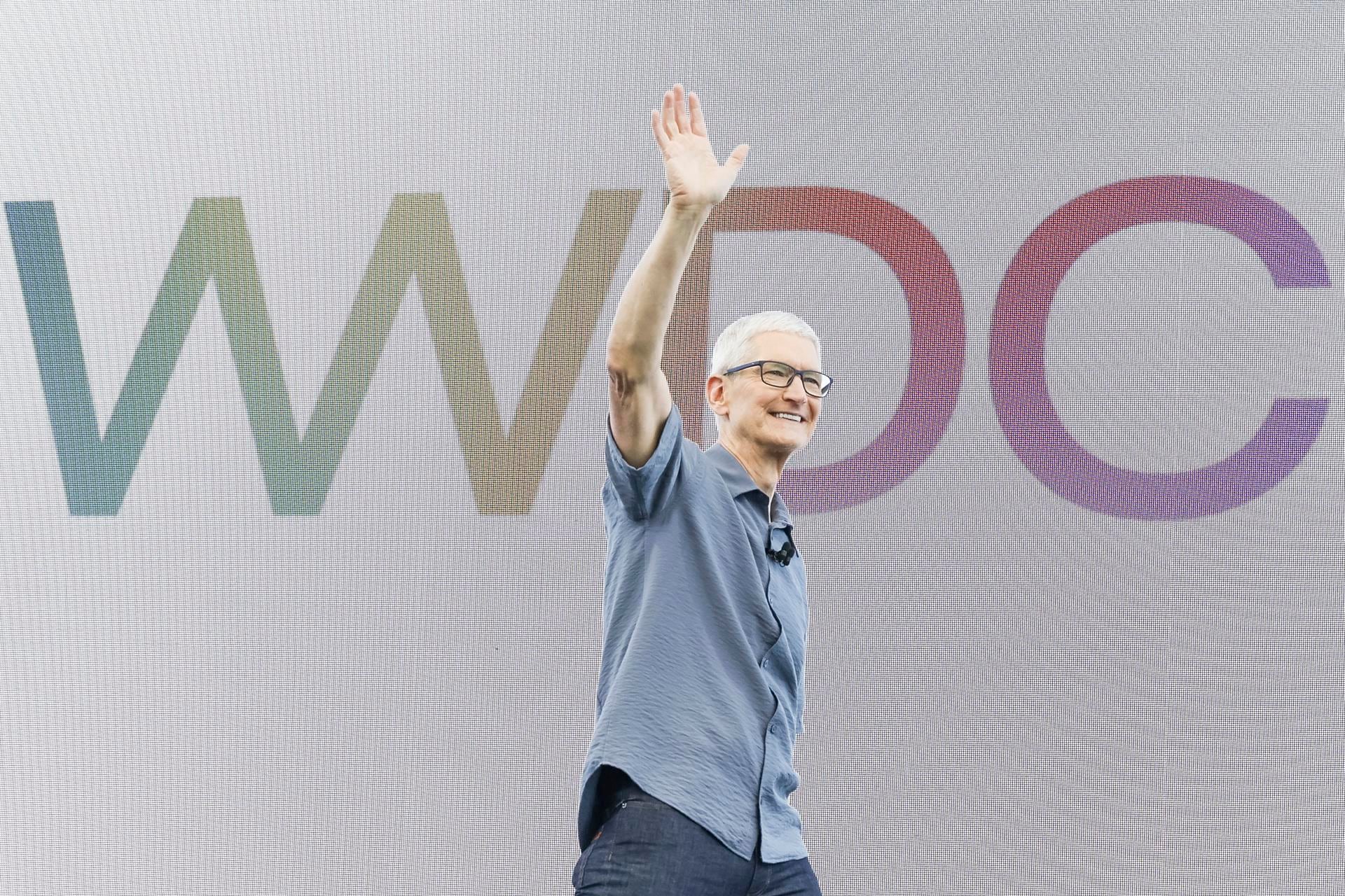CUPERTINO (Estados Unidos), 06/09/2025.- El CEO de Apple, Tim Cook, saluda a la multitud al subir al escenario durante la Conferencia Mundial de Desarrolladores de Apple 2025 (WWDC) en el campus de Apple Park en Cupertino, California, EE. UU., el 9 de junio de 2025. EFE/EPA/JOHN G. MABANGLO