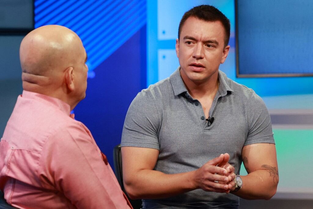 Una fotografía difundida por la Oficina de Prensa de la Presidencia de Ecuador muestra al presidente Daniel Noboa dando una entrevista al periodista Mauricio Ayora en un canal de televisión local en Guayaquil, Ecuador, el 18 de febrero de 2025. El presidente de Ecuador, Daniel Noboa, quien libra desde hace un año una guerra contra las bandas de narcotraficantes, denunció el martes que estas organizaciones mueven al menos 30.000 millones de dólares (24% del PIB) al año en su país. (Foto por Handout / Oficina de Prensa de la Presidencia de Ecuador / AFP) /