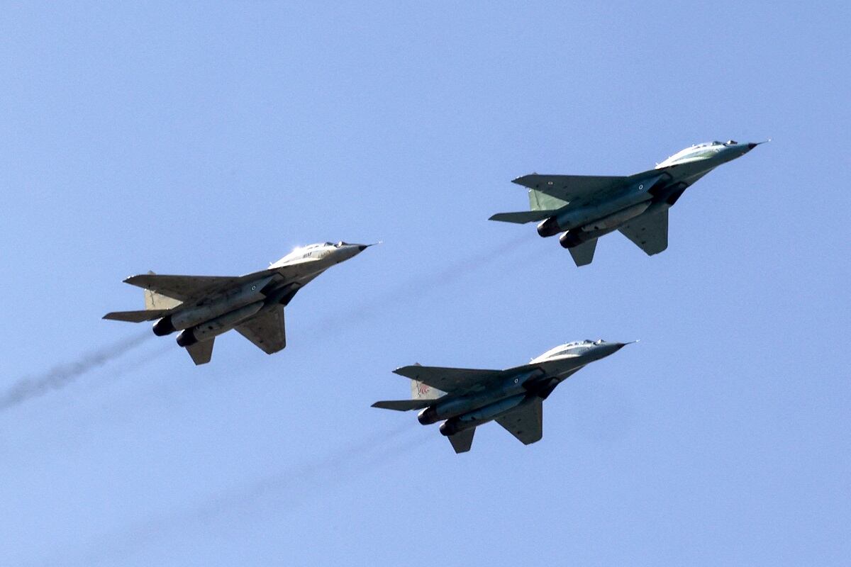 Aviones MiG-29 de la Fuerza Aérea iraní sobrevuelan durante una ceremonia que marca el día anual del ejército del país en Teherán el 18 de abril de 2023. (Foto de ATTA KENARE / AFP)