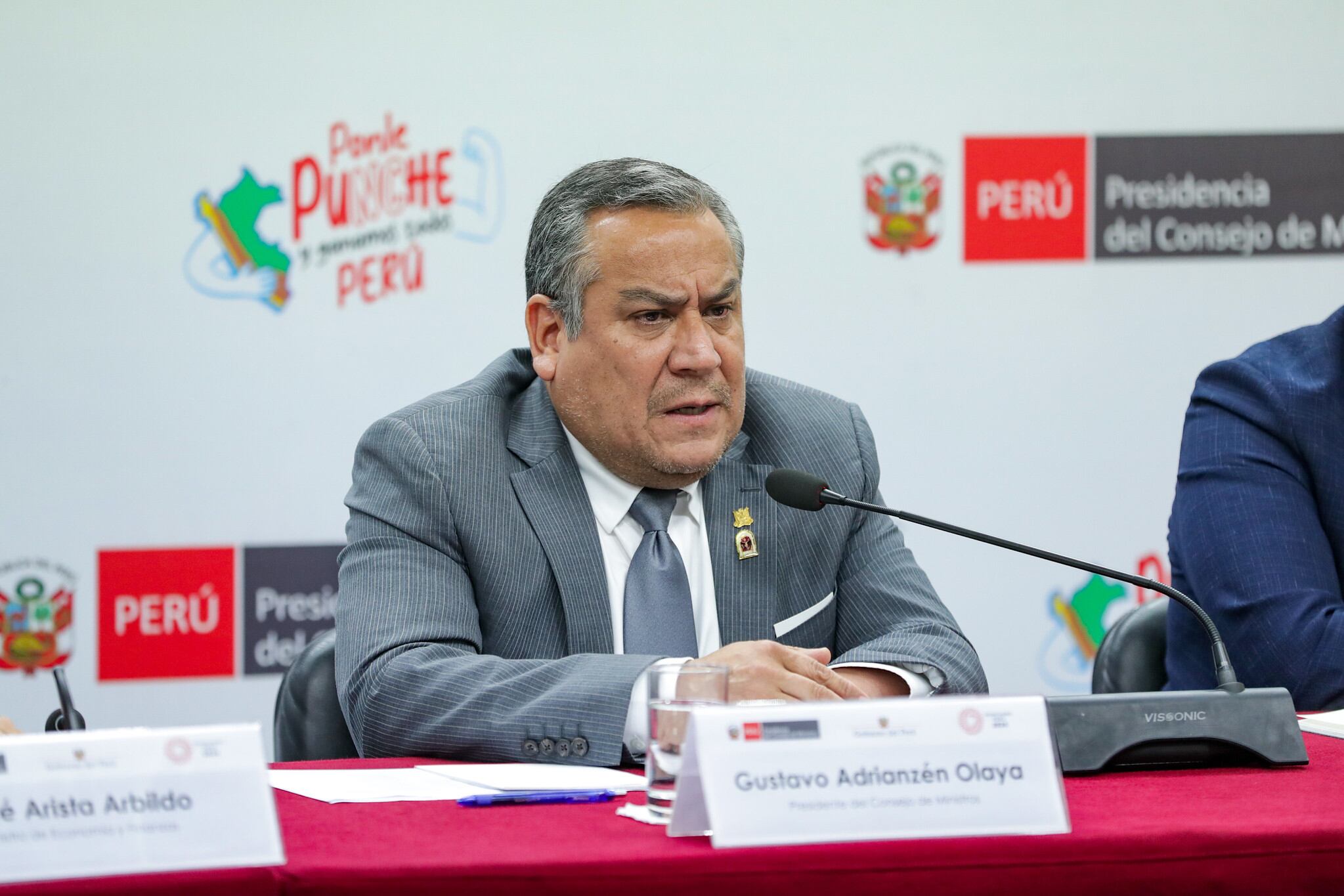 El premier afirmó que en el Consejo de Ministros de este miércoles 16 de octubre no se ha tocado el tema de la posible renuncia del ministro del Interior, Juan José Santiváñez. (Foto: PCM)