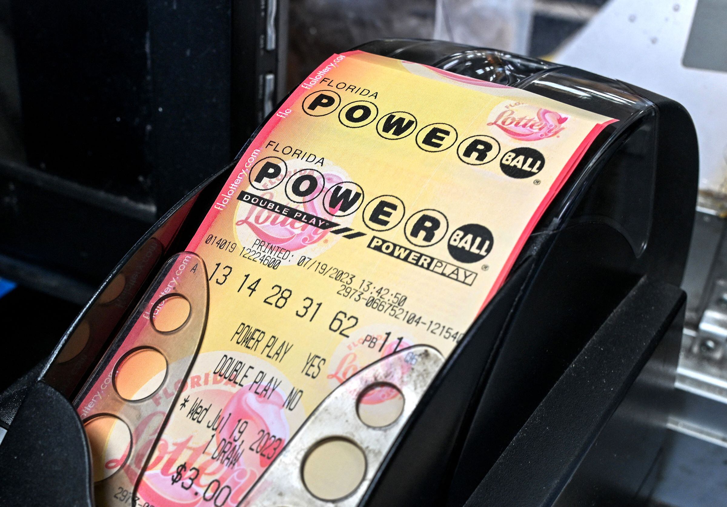 Por lo general, los participantes del Powerball pueden reclamar un premio de hasta $600 en cualquier lotería autorizada de la jurisdicción donde compraron el boleto. (Foto: GIORGIO VIERA / AFP)
