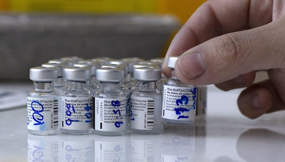 Más de 34,000 frascos de vacuna bivalente contra el COVID-19 del laboratorio Pfizer serán desechadas por el Ministerio de Salud al romperse la cadena de frío. (Foto: Referencial/CLAUDIO REYES / AFP).