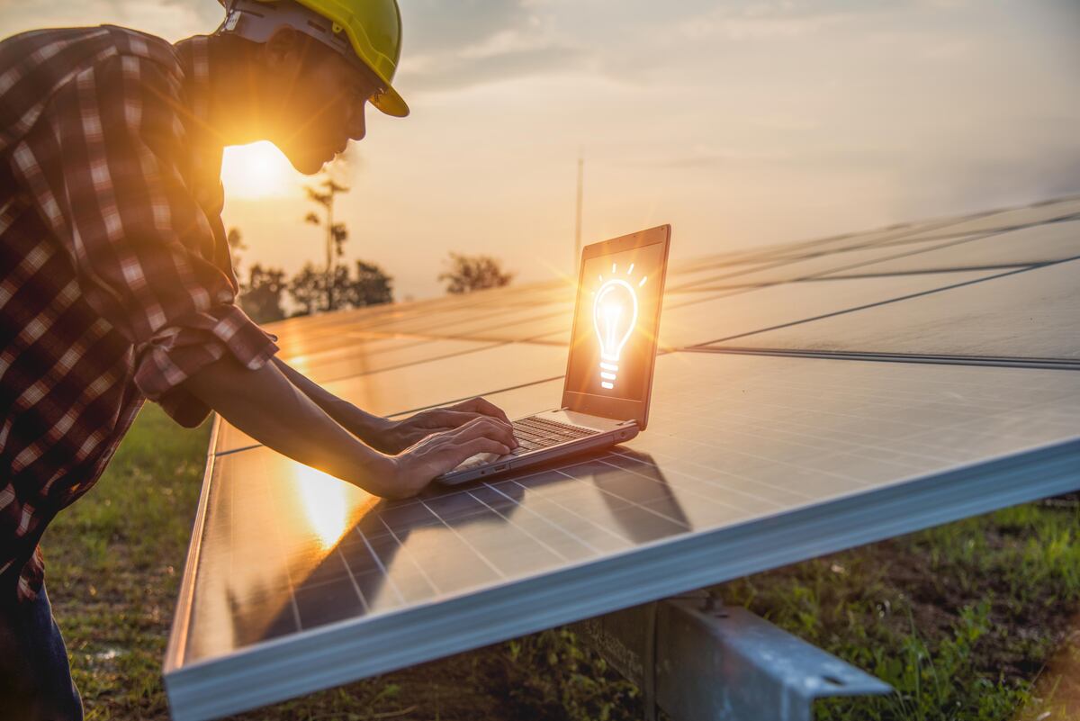 Distribuidoras incorporan paneles solares y generación hidro para ampliar cobertura