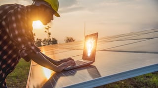 Distribuidoras incorporan paneles solares y generación hidro para ampliar cobertura