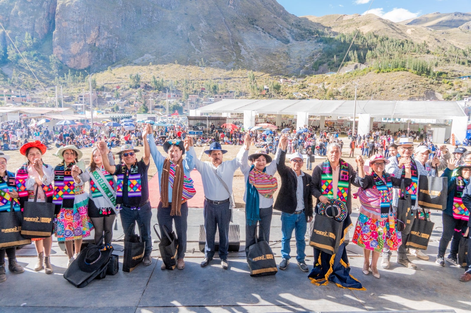 El gobernador regional de Huancavelica, Leoncio Huayllani, destacó que el desempeño de la feria responde a la creciente demanda de consumidores por alimentos saludables. Foto: Difusión