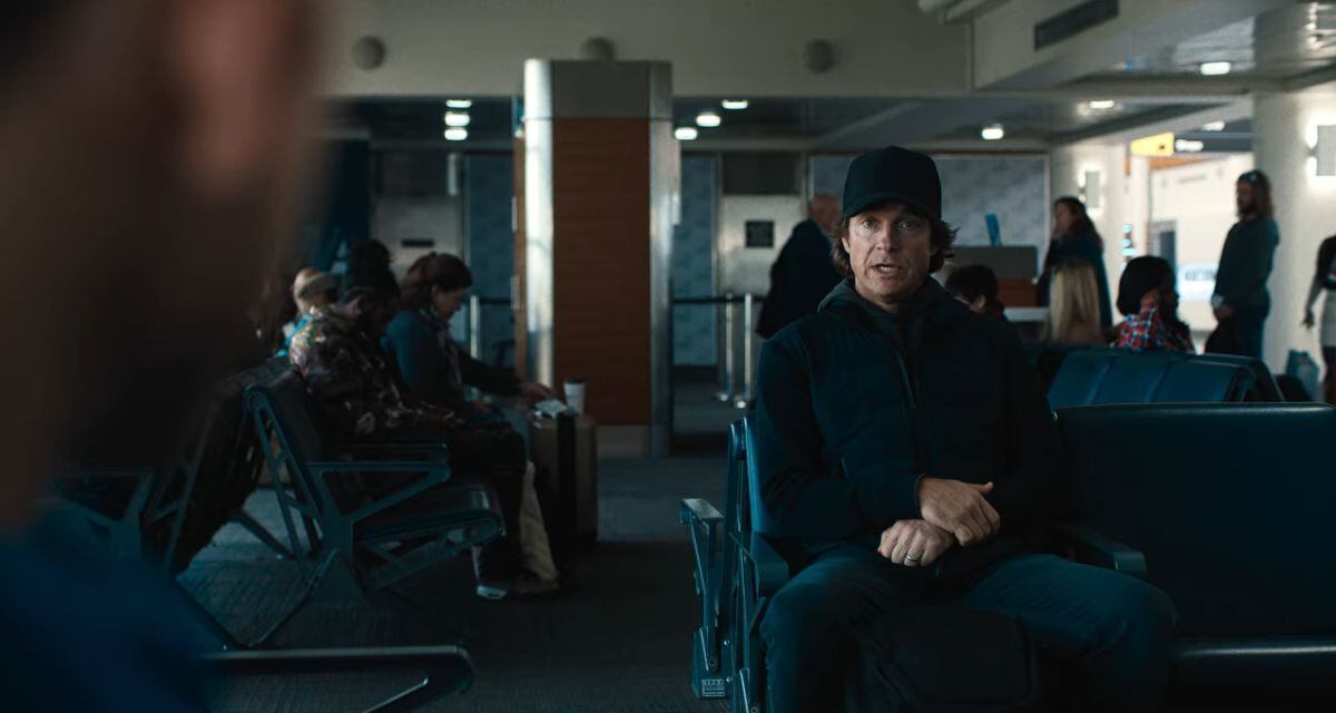 En "Equipaje de mano", el individuo responsabiliza a Ethan de a muerte de una persona al interior del aeropuerto (Foto: Amblin Partners / Dylan Clark Productions / Cobalt Blue 1802)