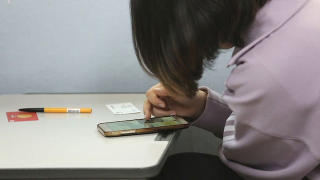 Acciones de tecnológicas chinas caen tras nuevas medidas contra uso de celulares por menores
