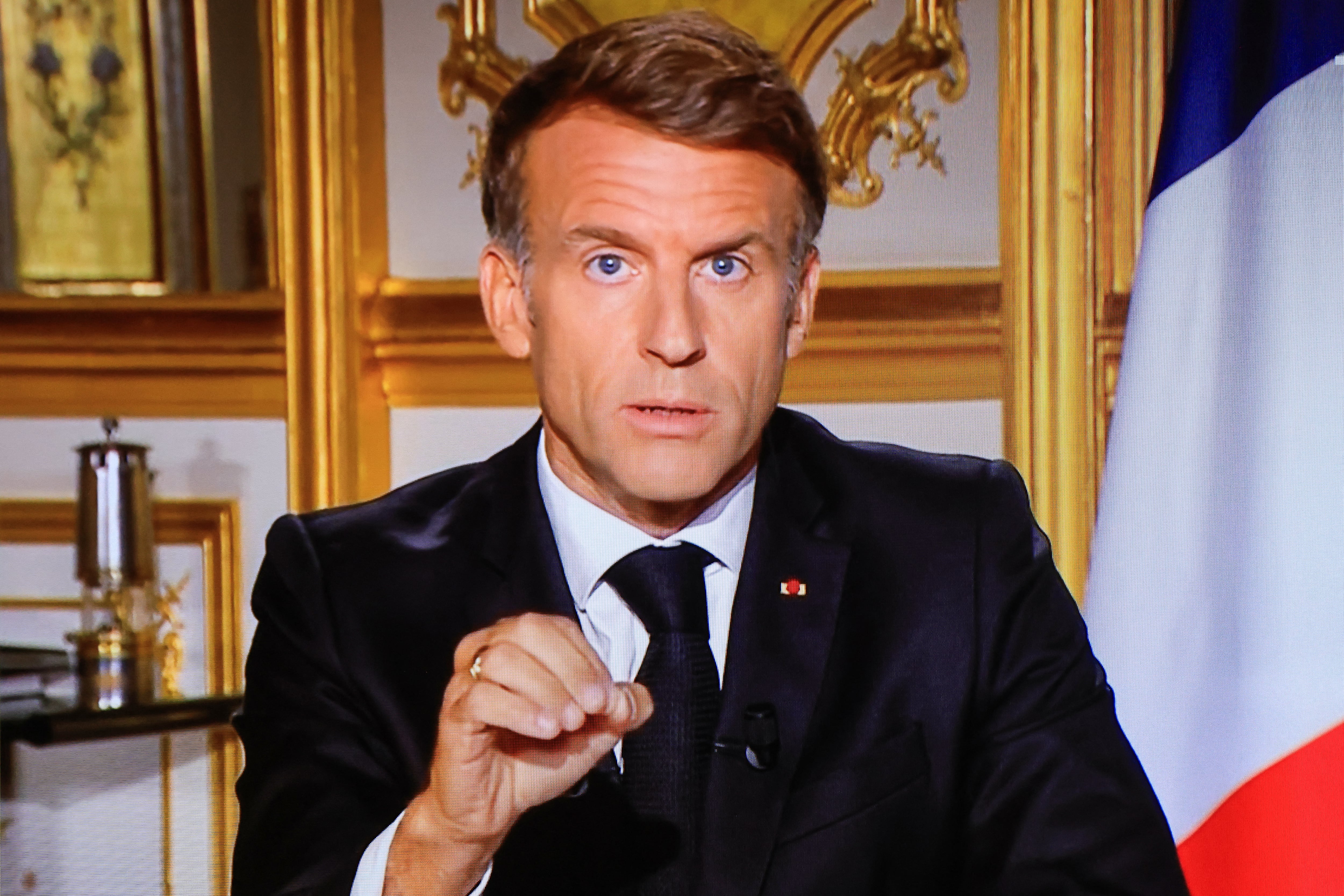 El presidente de Francia, Emmanuel Macron, se pronuncia desde el Palacio del Elíseo al día siguiente de los disturbios y saqueos ocurridos en el país. (Foto de Ludovic MARIN / AFP).