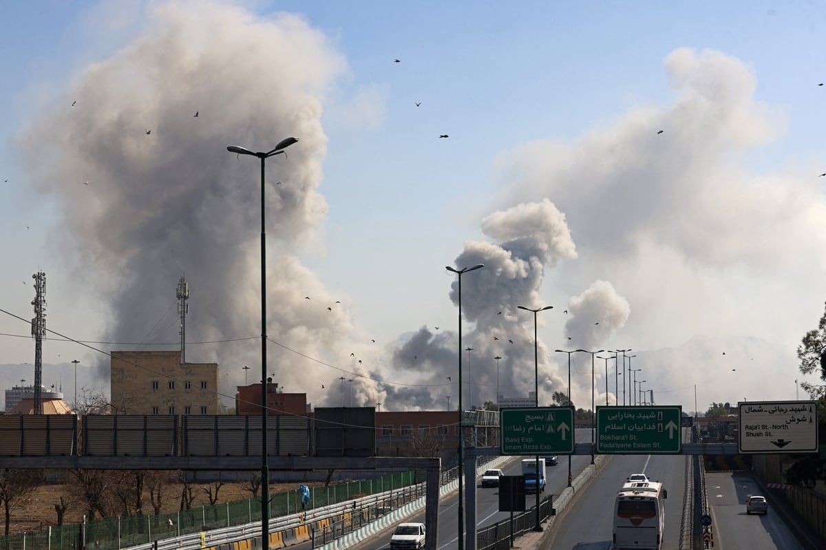 Una columna de humo se eleva después de un ataque a la capital iraní, Teherán, el 5 de marzo de 2026. (ATTA KENARE / AFP)